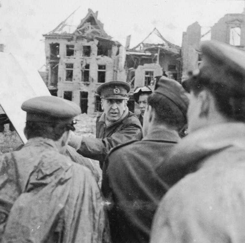British Generals 1939-1945 Lieutenant General Sir Brian Horrocks (1895-1985): Horrocks, commanding XXX Corps, with his Field Commanders in Rees, on the east bank of the Rhine.